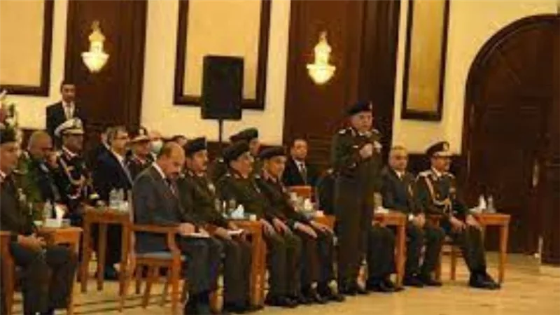الرئيس السيسى وقادة القوات المسلحة يؤدون صلاة الجمعة بمسجد المشير