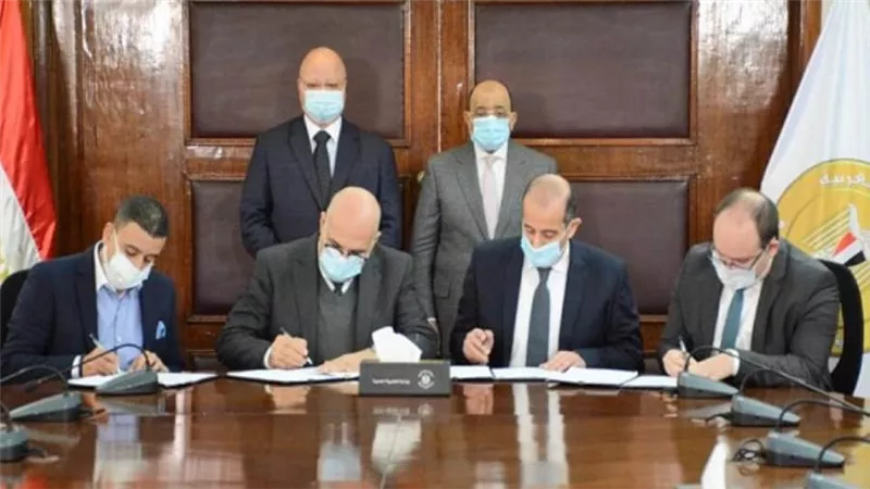 وزير التنمية المحلية ومحافظ القاهرة يشهدان توقيع بروتوكول تعاون مع 