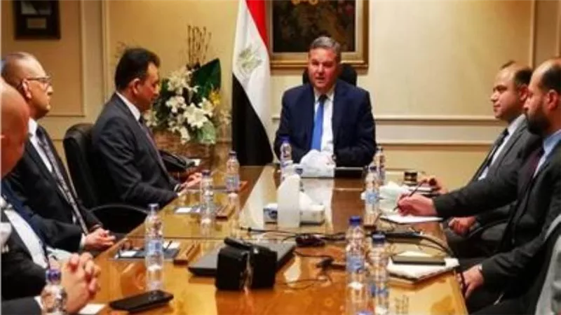 وزير قطاع الأعمال يستقبل وفدا من قيادات سوق المال العراقي لبحث تعزيز التعاون المشترك