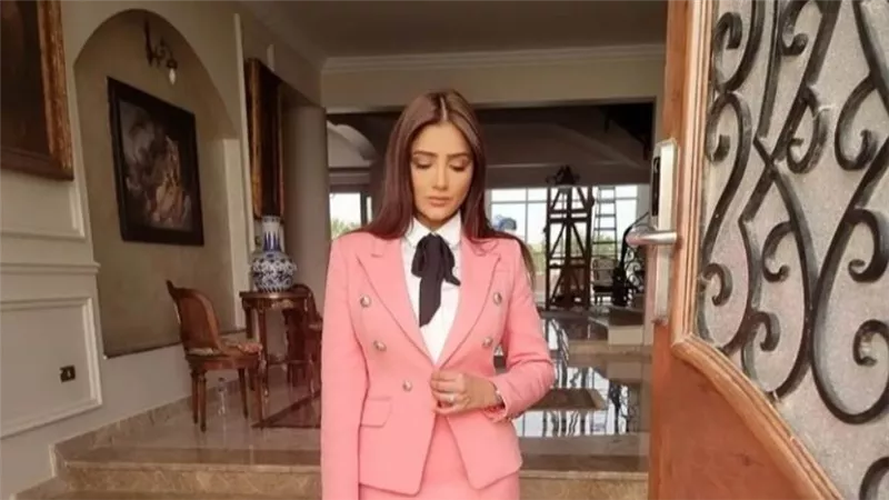 مي عمر في إطلالة جديدة من كواليس مسلسل رانيا وسكينة|صورة