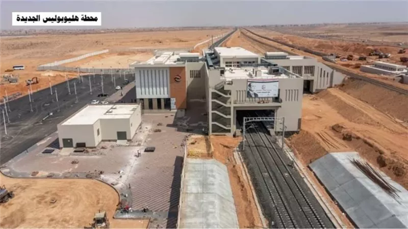وزير النقل يتفقد مشروع القطار الكهربائى الخفيف.. ويتابع التشغيل التجريبي للمرحلة الأولى