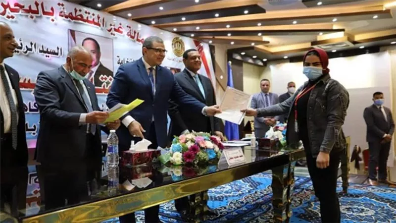 سعفان ومحافظ البحيرة يسلمان 5569 وثيقة تأمين تكافلي للعمالة غير المنتظمة (صور)