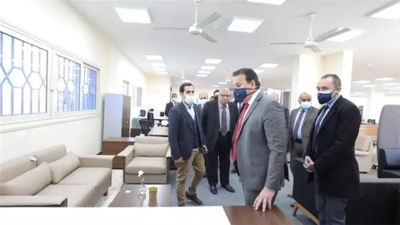 د. خالد عبد الغفار يتفقد معرض الأثاث المكتبي بجامعة القاهرة الجديدة التكنولوجية (صور)