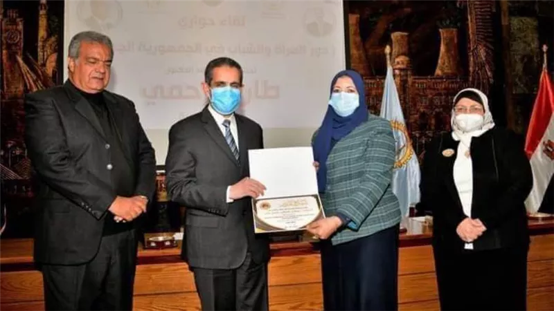 وكيل تعليم الغربية.. يهنئ مدير عام زفتى لجهودها الملهمة بالمحافظة