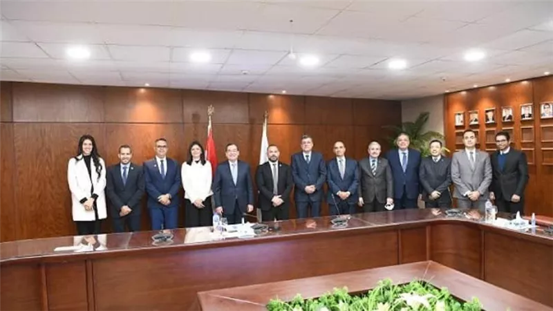 وزير البترول يبحث مع شيفرون العالمية زيادة الشراكة في مجال الزيوت وتطوير محطات الوقود (صور)