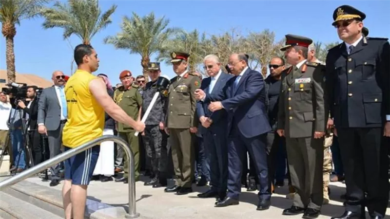 وزير التنمية المحلية يرفع العلم المصري على أرض طابا بمناسبة الاحتفال بالعيد القومي لجنوب سيناء (صور)