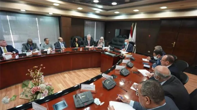 وزير النقل يبحث مع وفود 10 شركات بريطانية الفرص الاستثمارية المتاحة في مجال النقل