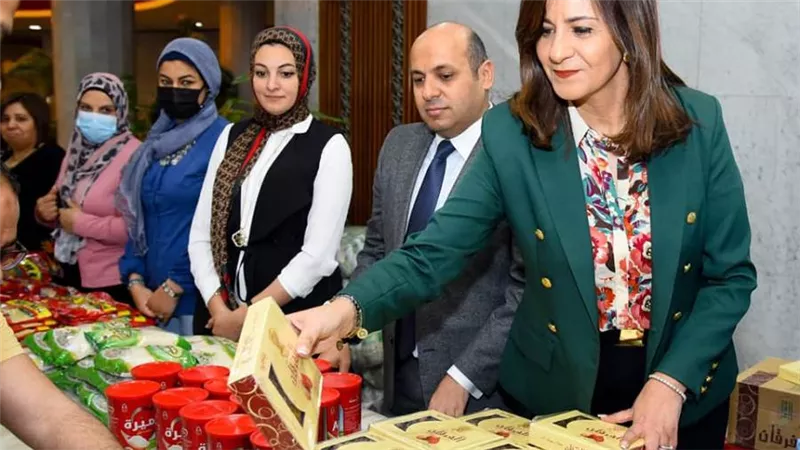 وزارة الهجرة تشارك مؤسسة مصر الخير  في تعبئة كراتين حملة 
