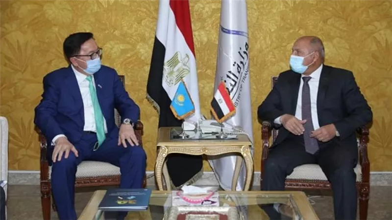 وزير النقل يستقبل سفير كازاخستان لبحث التعاون في مجال السكك الحديدية (صور)