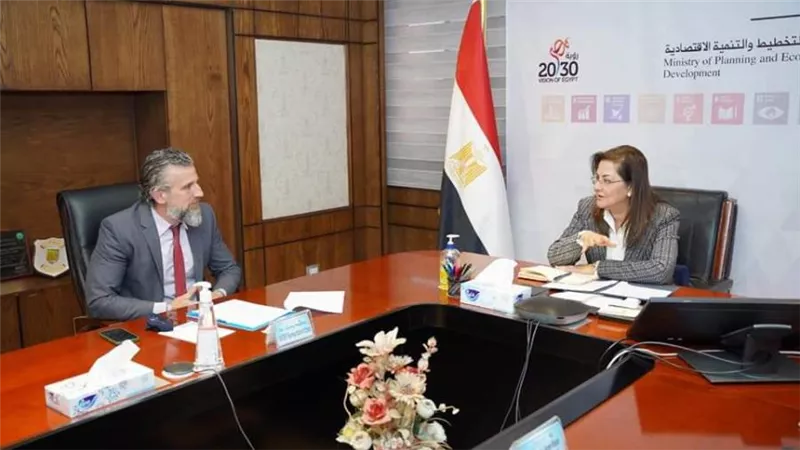 وزيرة التخطيط تناقش مع 
