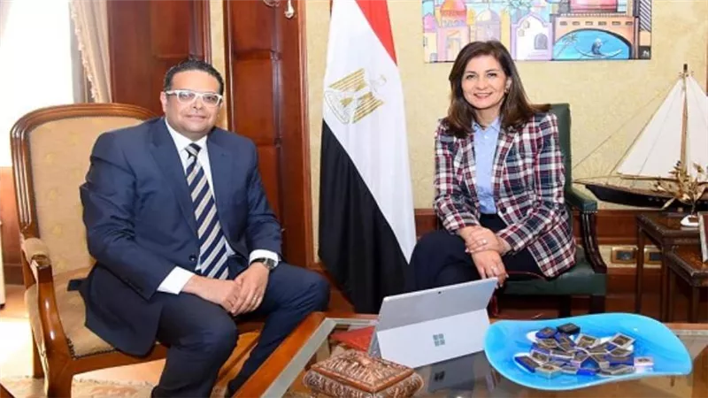 وزيرة الهجرة تستقبل مدير برامج الصناعة بجامعة لينكولن بالمملكة المتحدة (صور)