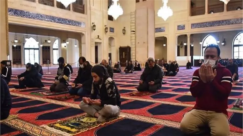 «الإفتاء» توضح حكم الصلاة في المساجد التي بها أضرحة في رمضان