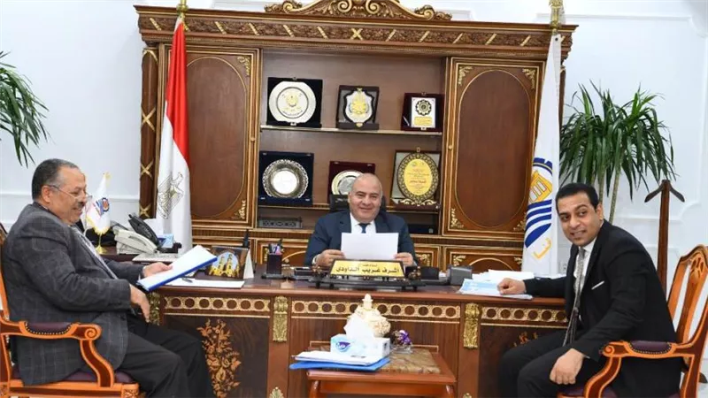 محافظ قنا يترأس اللجنة الدائمة لإختيار المرشحين للوظائف القيادية