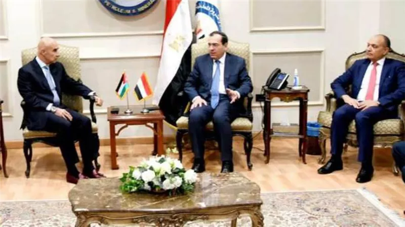 الملا يبحث مع وزير الاستثمار الأردني تنفيذ مشروعات توصيل الغاز الطبيعي