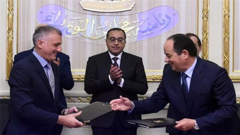 رئيس الوزراء يشهد مراسم التوقيع على اتفاق للتعاون في مجال الغاز الطبيعي (صور)