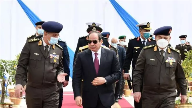 السيسي يشيد بجهود القوات المسلحة في تنفيذ المهام بتفان وإخلاص