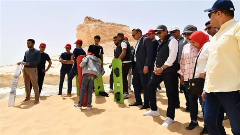 وزير الرياضة يشهد مسابقات التزلج على الرمال في مستهل زيارته للواحات البحرية (صور)