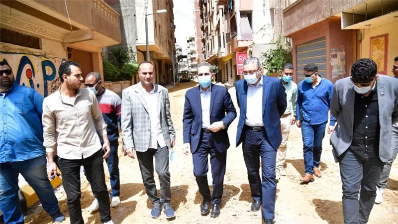 محافظ الغربية يتفقد أعمال الرصف بحي أول وثاني المحلة