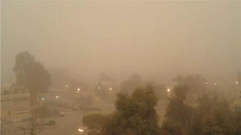 عاصفة ترابية قوية تضرب الفرافرة في الوادي الجديد