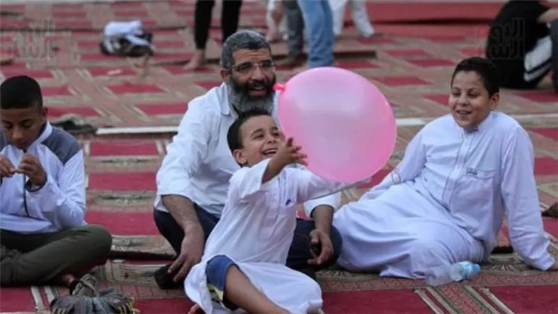 “الحكومة” تنفي شائعة منع اصطحاب الأطفال في صلاة الجمعة والعيدين