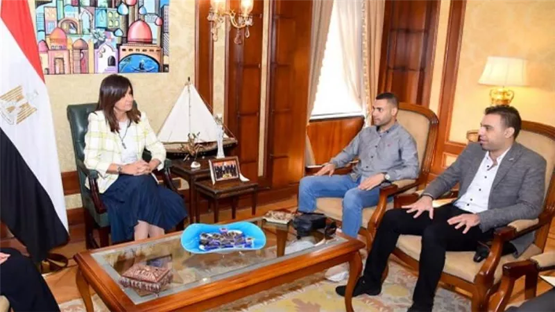 وزيرة الهجرة تستقبل عددًا من الشباب المصريين المشاركين في مساعدة الجالية المصرية بأوكرانيا (صور)