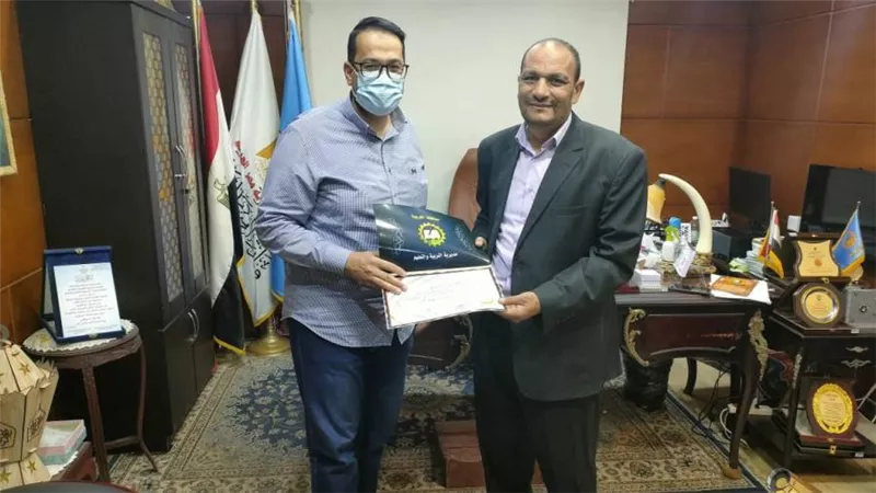 وكيل تعليم الغربية يكرم مدير ووكيل مدرسة زفتى الصناعية بنات لجهودهما المتميزة 