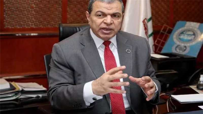 القوى العاملة في أسبوع.. تسليم 4275 وثيقة تأمين ضد الحوادث للعمالة غير المنتظمة بالقاهرة وبني سويف ودمياط