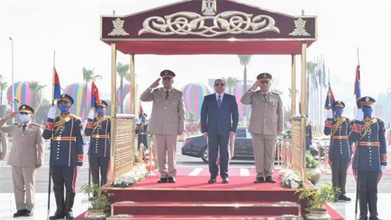 الرئيس السيسي يضع إكليلا من الزهور على النصب التذكاري لشهداء القوات المسلحة (صور)