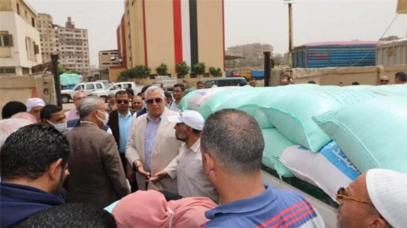 وزير الزراعة ومحافظ القليوبية يتفقدان مطحن بنها لمتابعة توريد محصول القمح من المزارعين (صور)