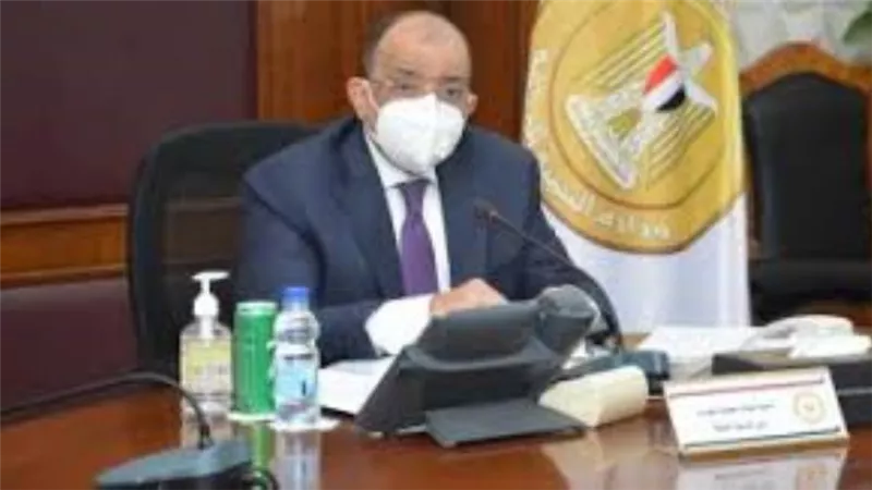 وزير التنمية المحلية يهنئ رئيس الوزراء بعيد العمال