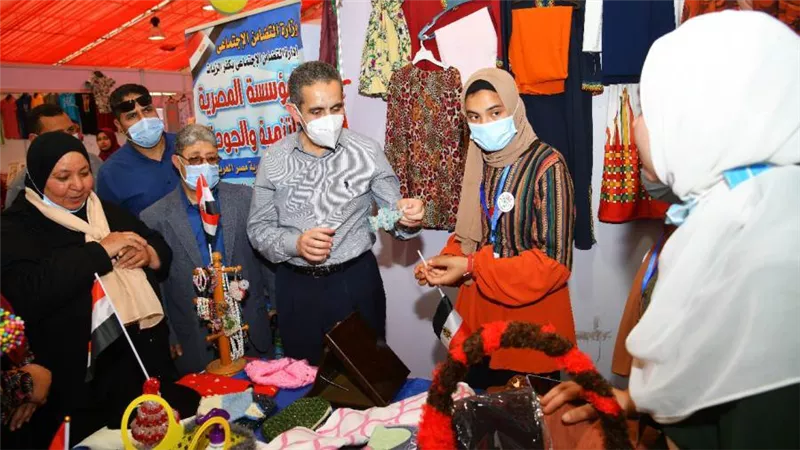 محافظ الغربية يتفقد معارض 