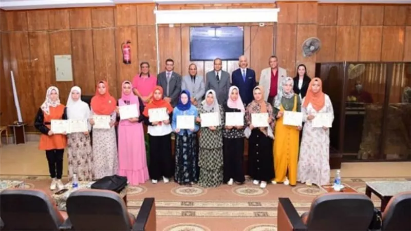 د. خالد عبد الغفار يستعرض تقريرًا عن إنجازات الجامعات في محو الأمية (صور)