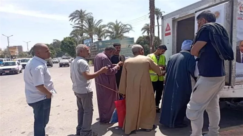 وزير التنمية المحلية يتلقى تقريرا عن جهود 