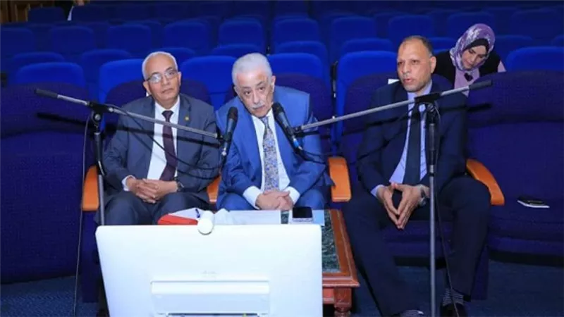 وزير التعليم يعقد اجتماعًا لمديري المديريات لوضع الاستعدادات النهائية لامتحانات مراحل الثانوية العامة (صور)