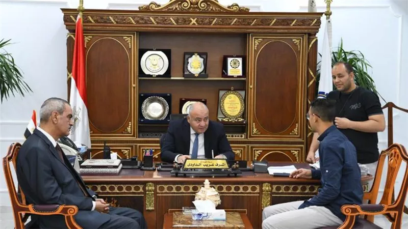 محافظ قنا يواصل استقبال المواطنين بمكتبه لبحث شكواهم عقب عطلة عيد الفطر  