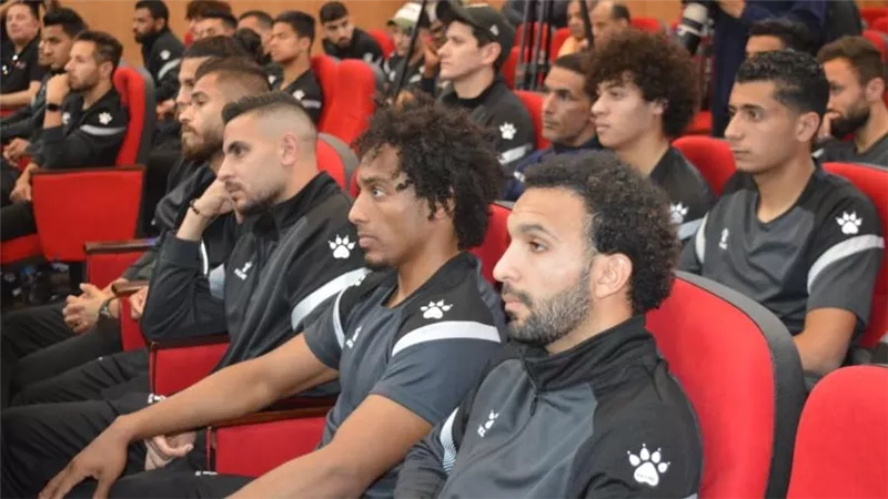 محافظ بورسعيد يلتقي بلاعبي النادي المصري لحل أزمة الفريق الأخيرة