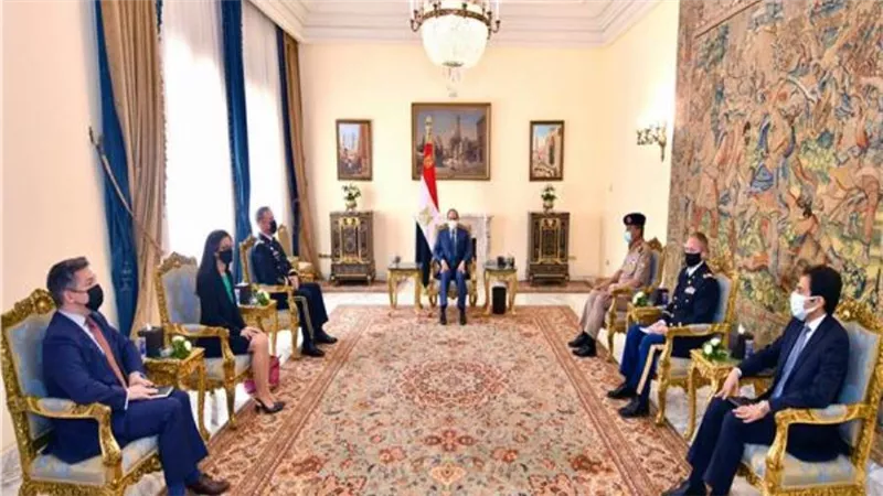 السيسي يستقبل قائد القيادة المركزية الأمريكية