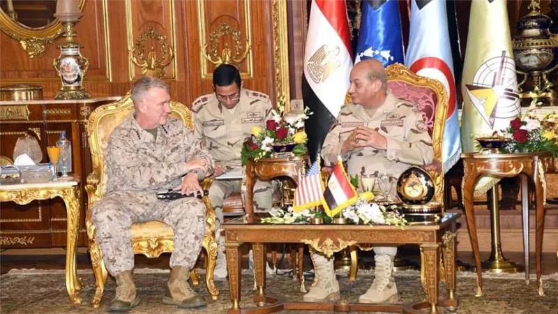 وزير الدفاع يلتقى قائد القيادة المركزية الأمريكية لبحث التعاون العسكري