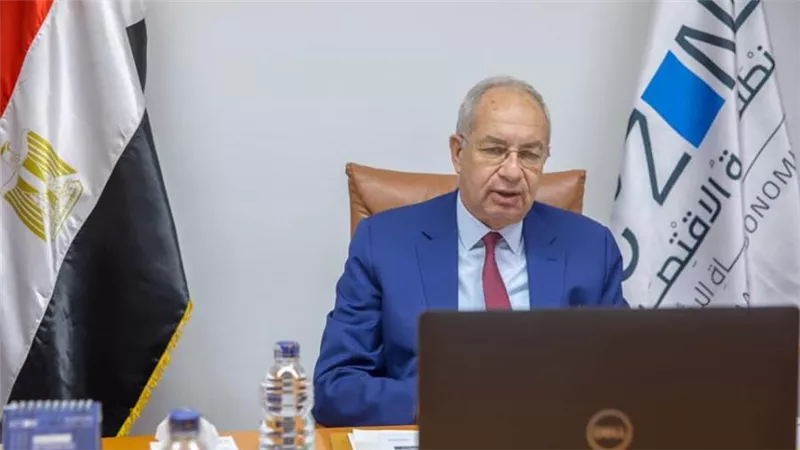 رئيس المنطقة الاقتصادية لقناة السويس يستعرض فرص الهيدروجين الأخضر في المناطق الصناعية (صور)