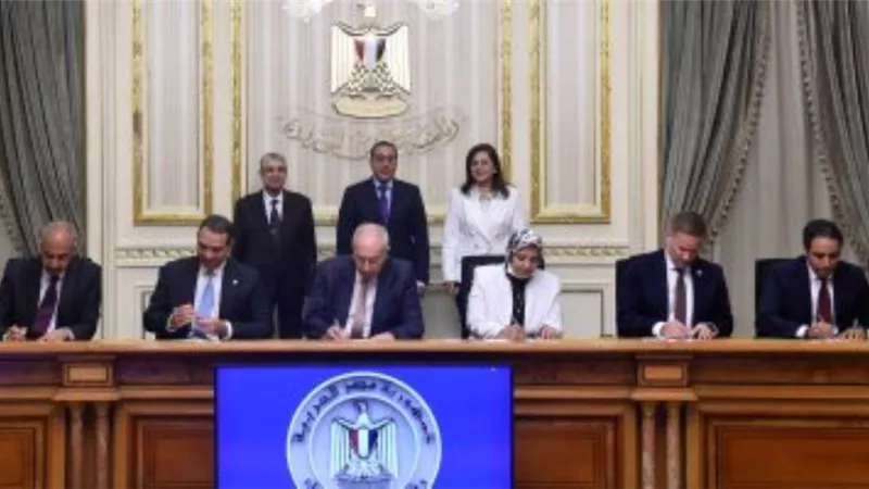 رئيس الوزراء يشهد توقيع تعاون لإنتاج 300 ألف طن أمونيا خضراء من الطاقة النظيفة