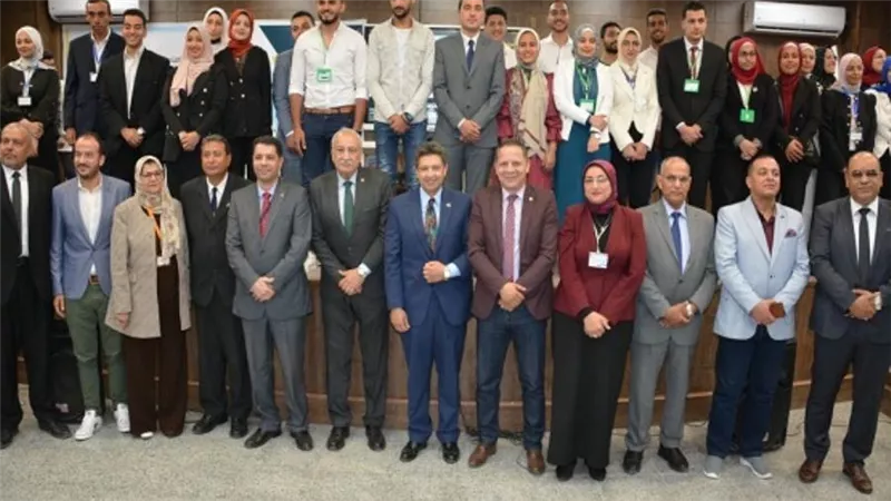 د. خالد عبد الغفار يستعرض تقريرًا عن نتائج المؤتمر الطلابي 