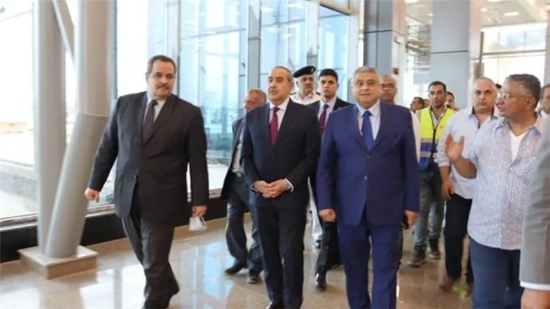وزير الطيران يتفقد المراحل النهائية لمشروع تطوير مطار سفنكس (صور)