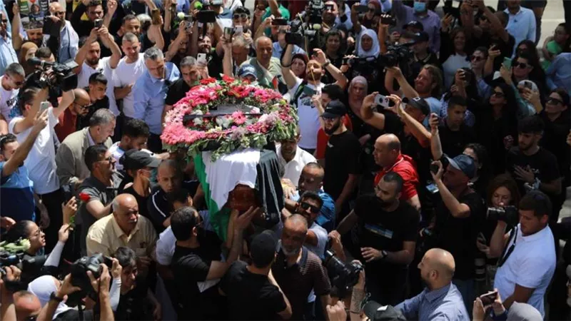 المحامين تهدى درع النقابة لروح الشهيدة شيرين أبو عاقلة