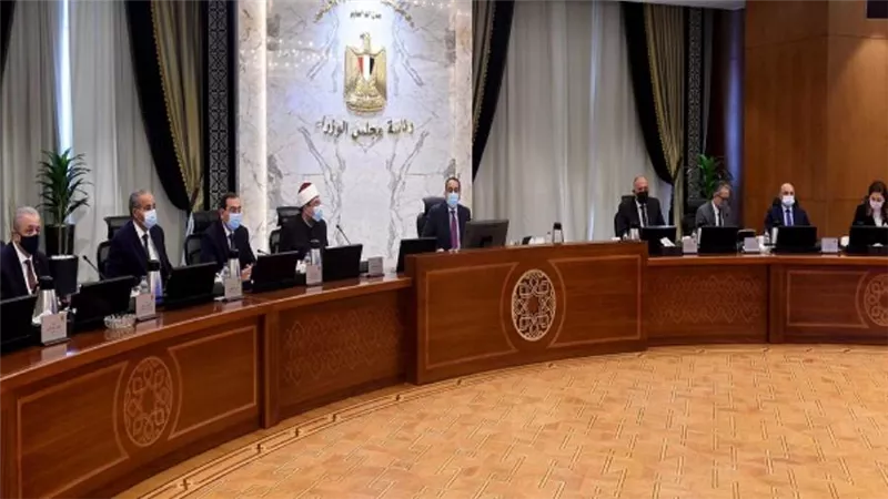 وزير الطيران يستعرض الموقف التنفيذي لمشروع تطوير مطار سفنكس الدولي (صور)