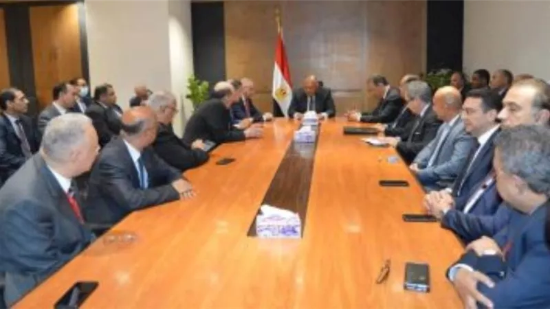 وزير الخارجية يجتمع بمساعديه فى مقر الوزارة بالعاصمة الإدارية الجديدة