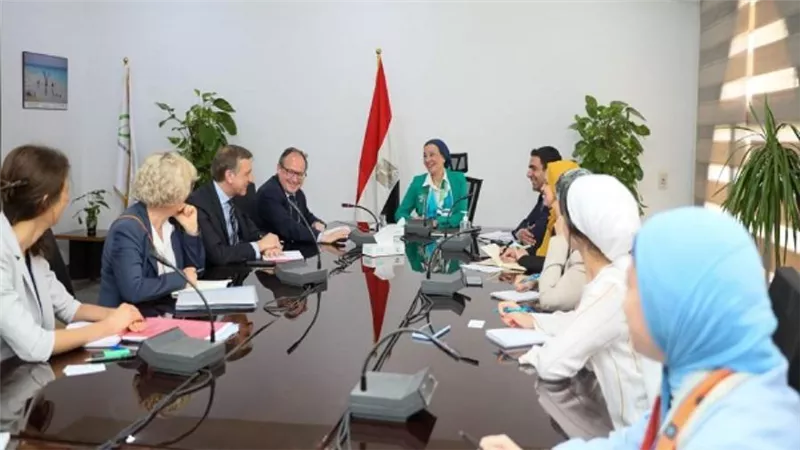 وزيرة البيئة تبحث مع مدير بنك الاستثمار الأوروبي للمناخ التعاون المشترك في مشروعات المناخ (صور)