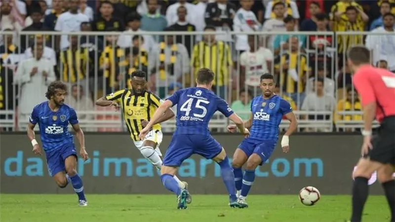 الدوري السعودي.. اتحاد جدة يتعادل مع الهلال 1-1 في الشوط الأول