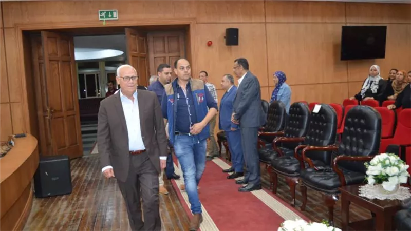 محافظ بورسعيد يلتقي العاملين بديوان عام حي الضواحي