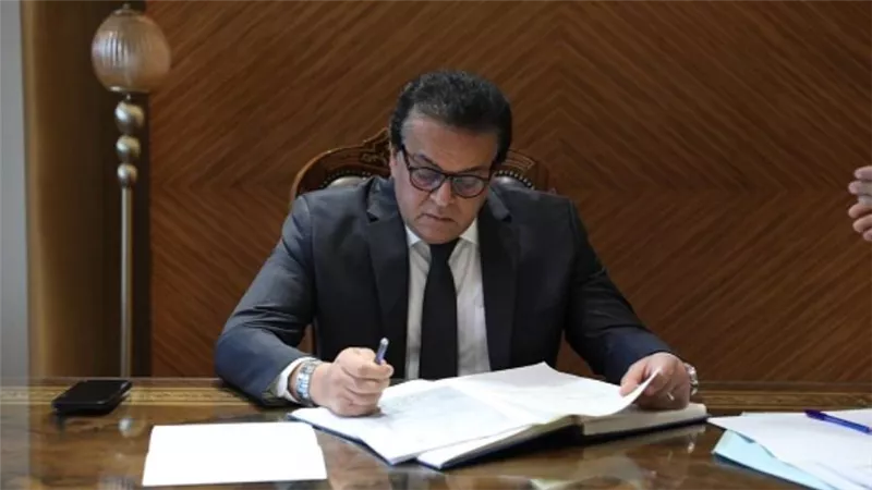 د. خالد عبد الغفار يستعرض تقريرًا عن سير أعمال إنشاءات وتجهيزات جامعة المنصورة الأهلية