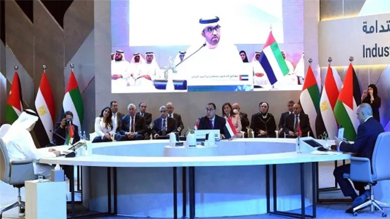 وزير الصناعة الإماراتي: تخصيص صندوق استثماري تديره الشركة القابضة 